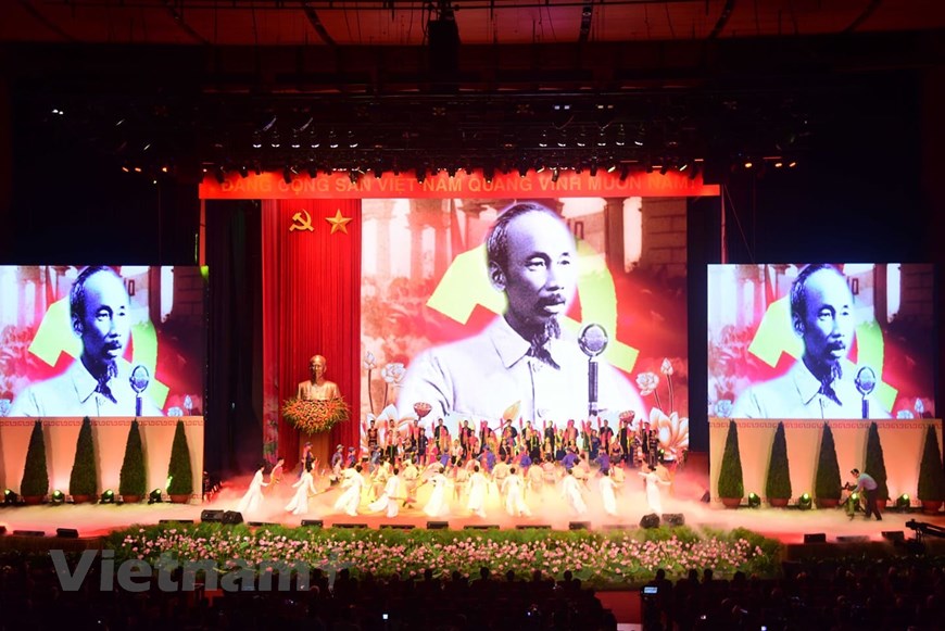Toàn cảnh lễ kỷ niệm 130 năm Ngày sinh Chủ tịch Hồ Chí Minh vĩ đại