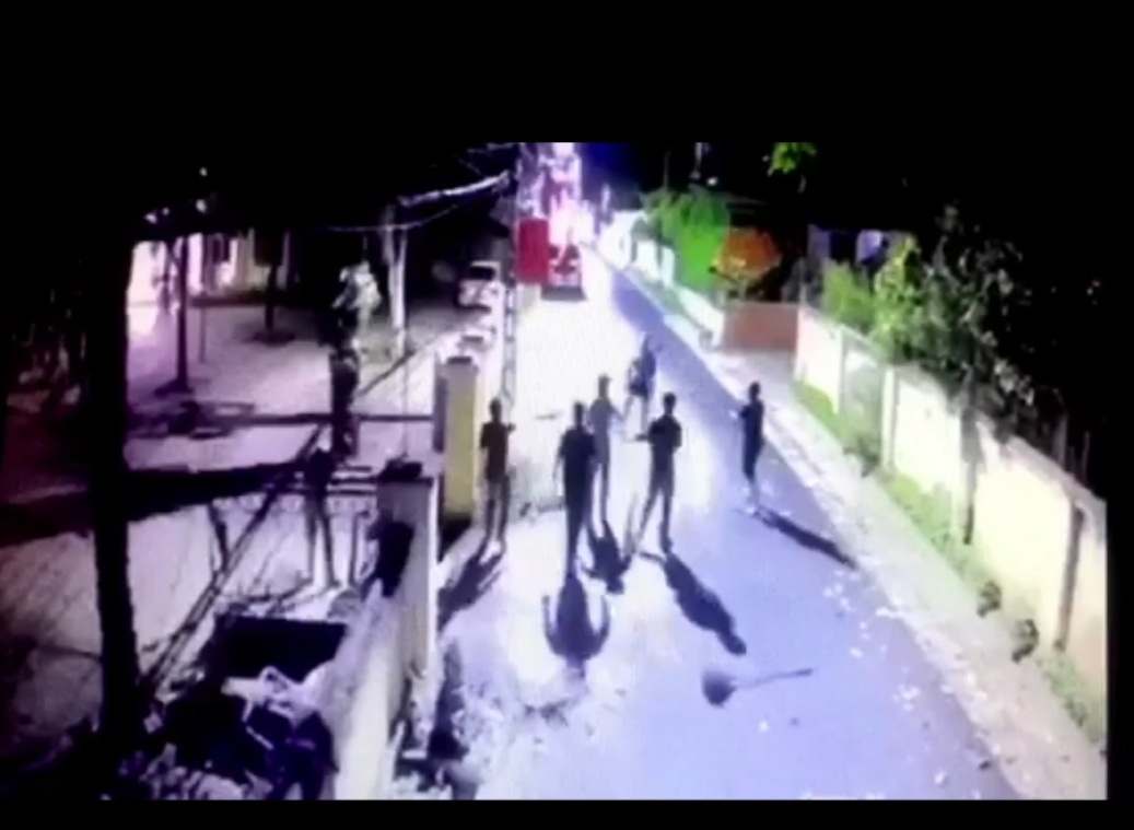 Hãi hùng clip đối tượng cầm 2 dao xông vào trụ sở chém cán bộ Công an phường