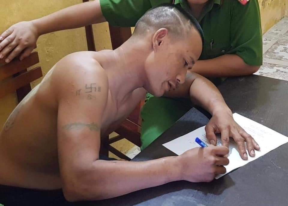 Bắt giữ đối tượng 2 tay 2 dao xông vào trụ sở chém Công an