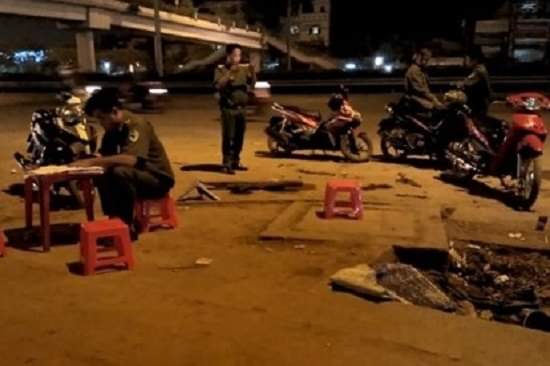 Hai nhóm hỗn chiến bằng súng, 2 người đi đường trúng đạn