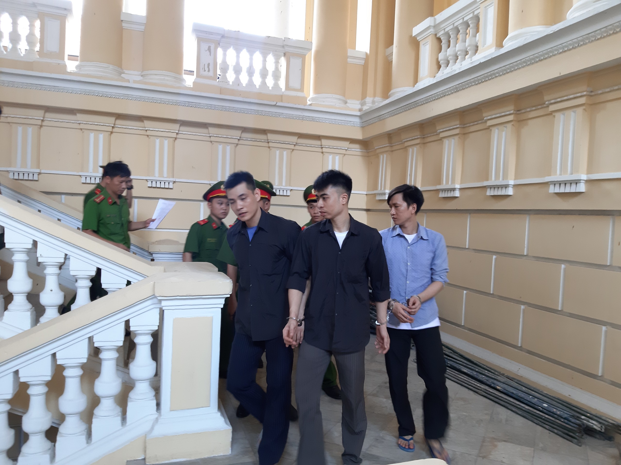 Nhân viên phòng khám nha khoa cùng nhân viên SCTV lãnh án