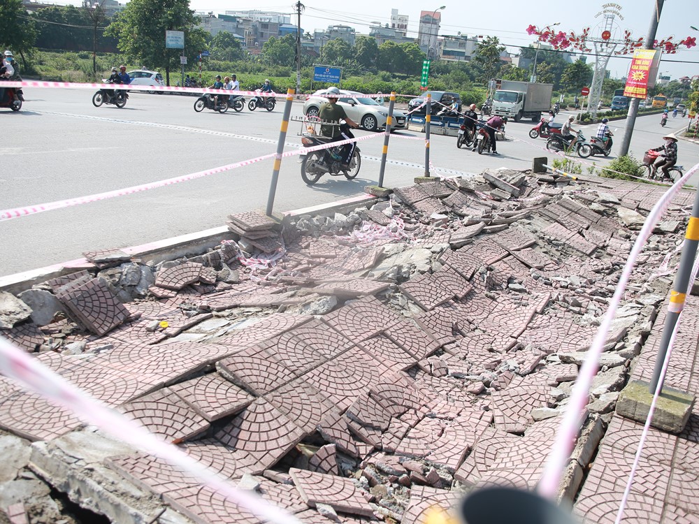 Hãi hùng đường cầu Tứ Hiệp sụt lún như “cái bẫy”