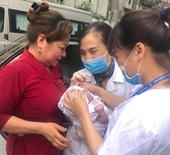 Nhân viên CDC Hà Nội đỡ đẻ cho thai phụ khi bị tắc đường