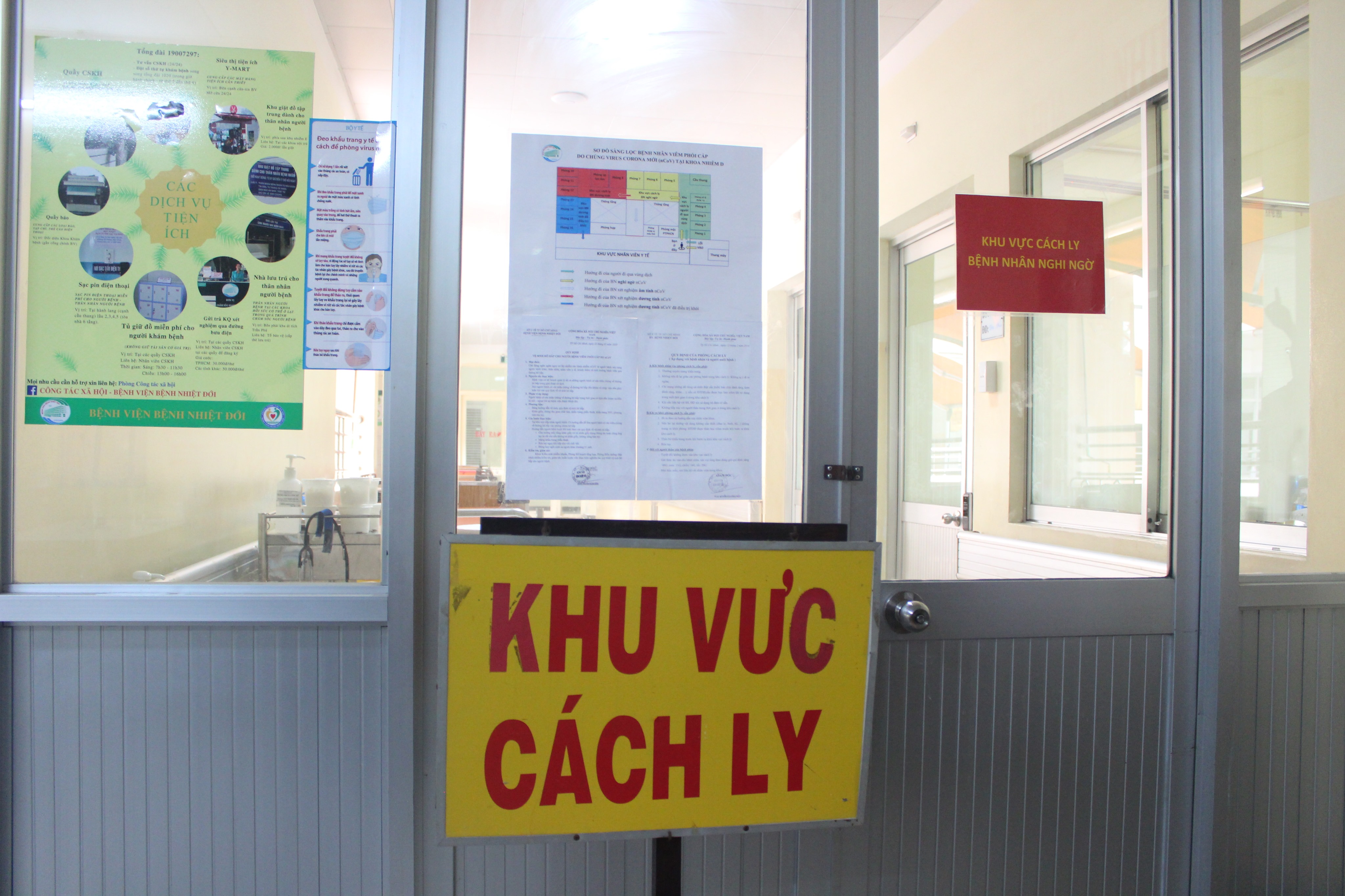 Ngồi trực sàng lọc COVID-19, một nữ nhân viên y tế bị hành hung