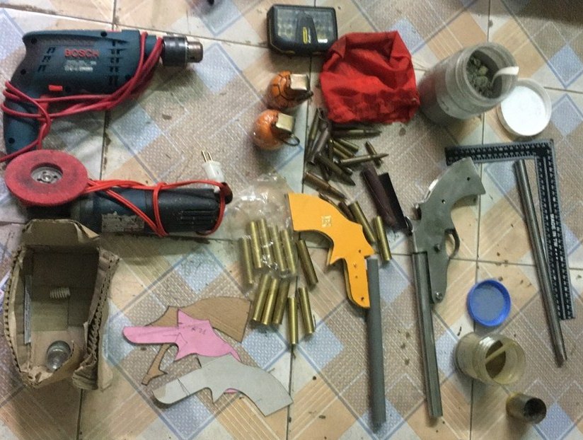 Đối tượng trốn truy nã chế tạo súng và lựu đạn để bán kiếm lời