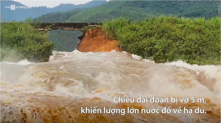 Nước tràn xuống hạ du sau vỡ đập