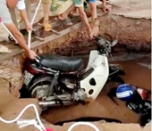Hố “tử thần” xuất hiện trong trường học nuốt chửng nhiều xe máy