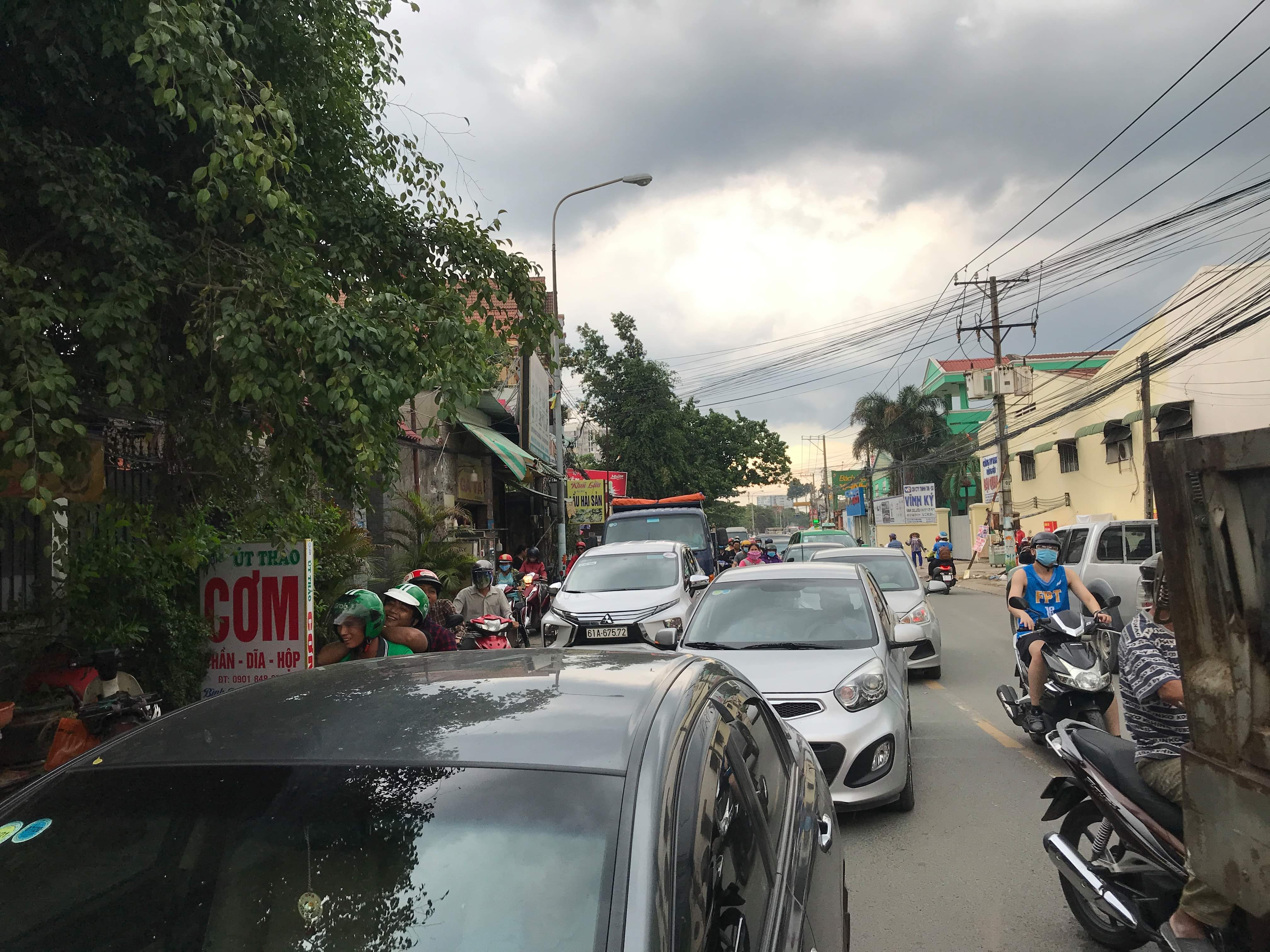 Xe tải tông nát ô tô Camry dừng đèn đỏ, tài xế nhập viện