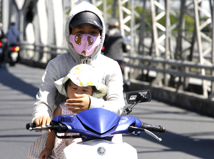 Nắng bao trùm cả nước, Trung Bộ tiếp tục nắng nóng gay gắt