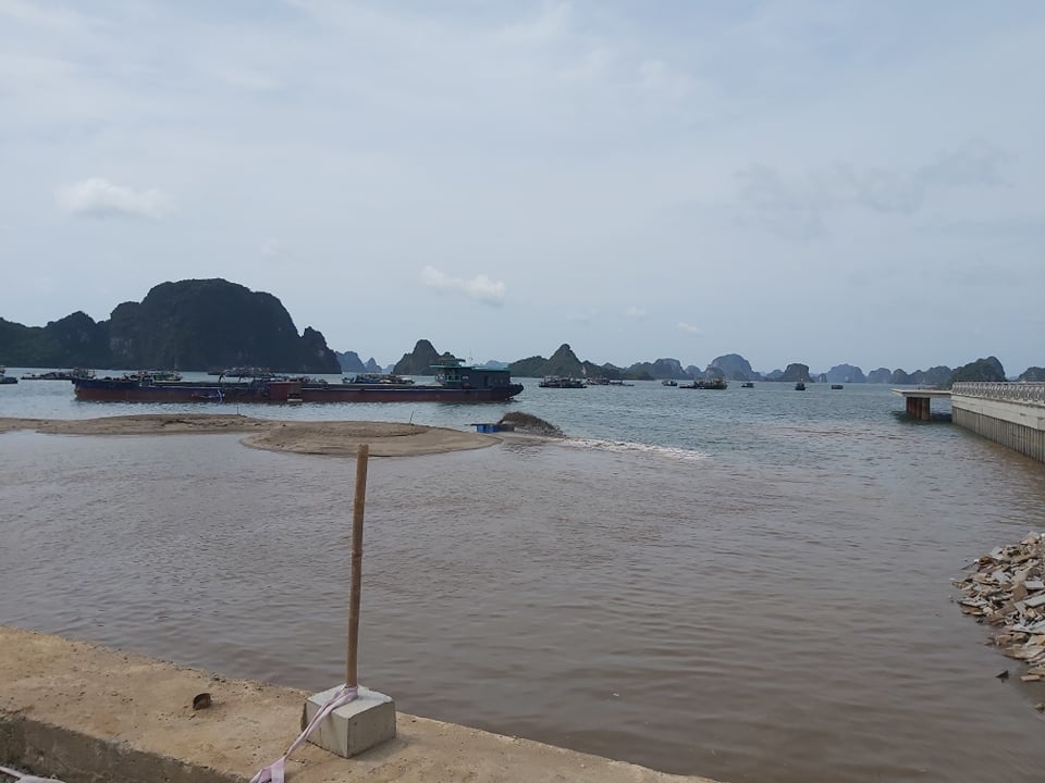 Phun cát đen làm bãi tắm đục ngầu một góc vịnh Hạ Long