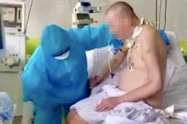 Bệnh nhân Phi công người Anh đã ngồi dậy và tập vận động