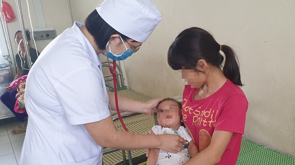 Bé trai 19 tháng tuổi bị bố mẹ bỏ quên trên xe ô tô gần 2 tiếng