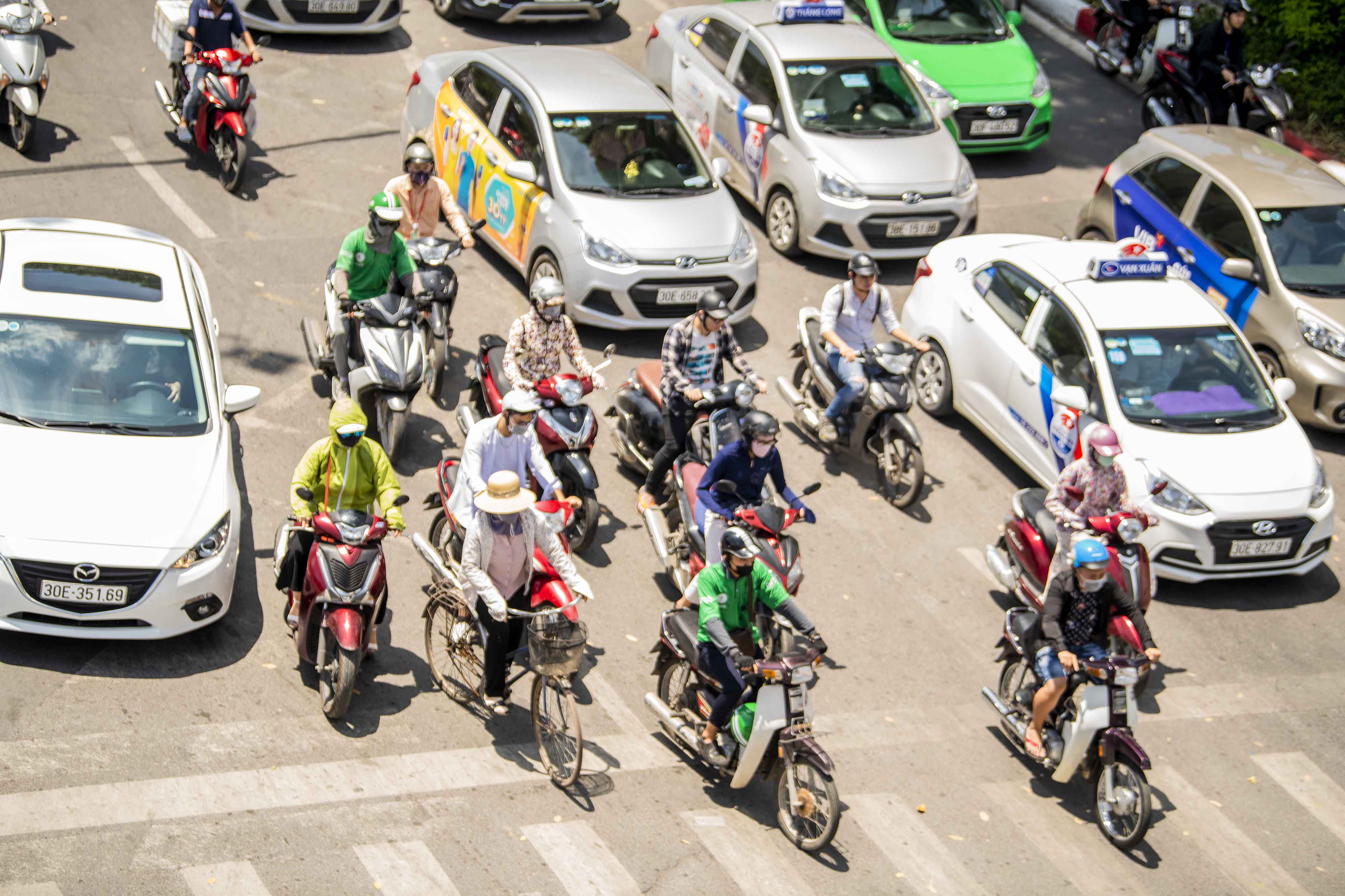 Nắng nóng gay gắt bao trùm khắp các tỉnh Bắc Bộ và Trung Bộ