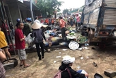 Xe tải mất lái lao vào chợ ven đường, 13 người thương vong