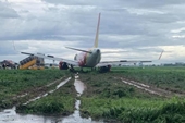 Máy bay Vietjet đáp xuống bãi cỏ, sân bay Tân Sơn Nhất đóng cửa đường băng