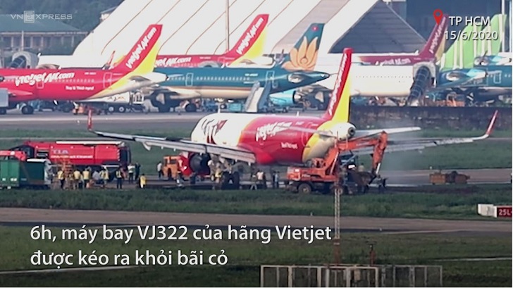 Di dời máy bay bị trượt đường băng