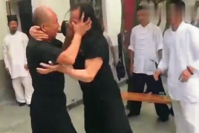 Hai võ sư Trung Quốc đánh nhau như  trẻ con