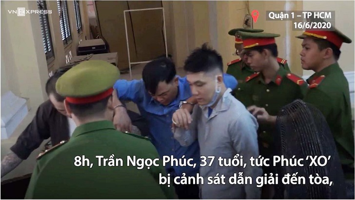 Phúc XO được đồng phạm dìu vào tòa