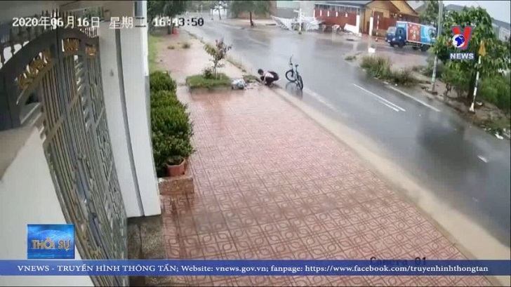 Sẽ tuyên dương nam sinh nhặt rác trên miệng cống giúp thoát nước