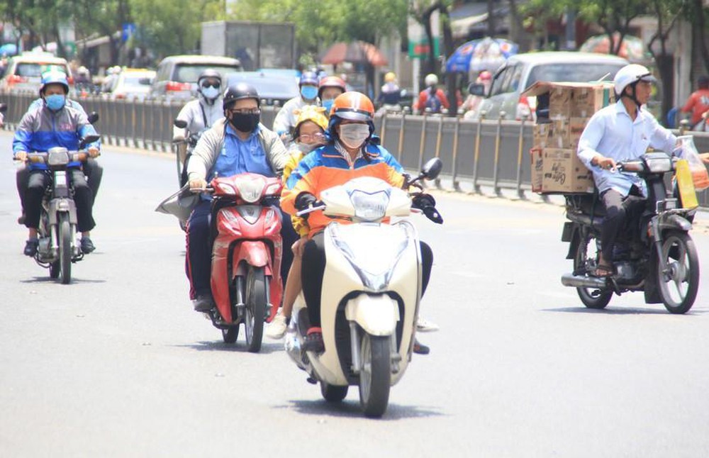 Miền Bắc ngày nắng nóng, đêm vùng núi có mưa giông