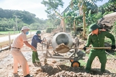 Công an Hương Sơn tranh thủ ngày nghỉ xuống giúp người dân xây dựng nông thôn mới
