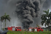 Đang cháy lớn xưởng hóa chất tại quận Long Biên