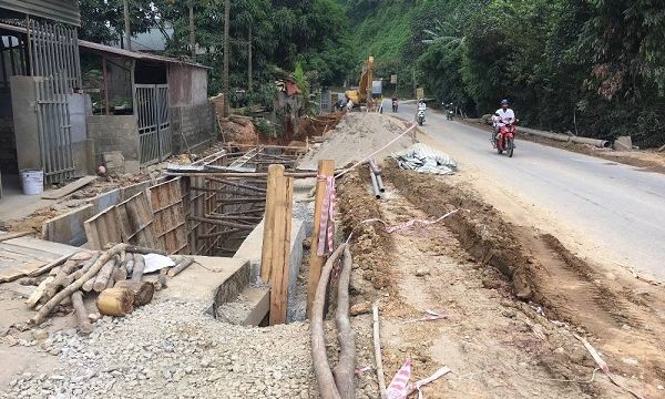 Sập bờ kè đất tại Yên Bái, 2 người thương vong