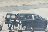 Phó bí thư Tỉnh ủy Phú Yên dùng xe biển xanh gần cầu thang máy bay gây tranh cãi