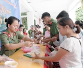 Hơn 300 suất cháo Công an Hương Sơn trao tận tay đến các bệnh nhân nghèo