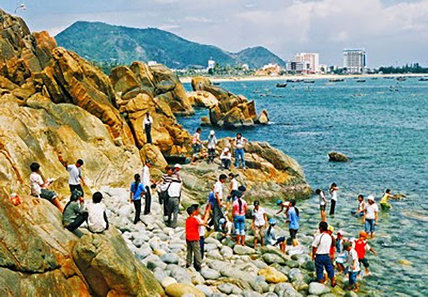 Tắm biển khi sóng lớn, 3 du khách đuối nước tử vong