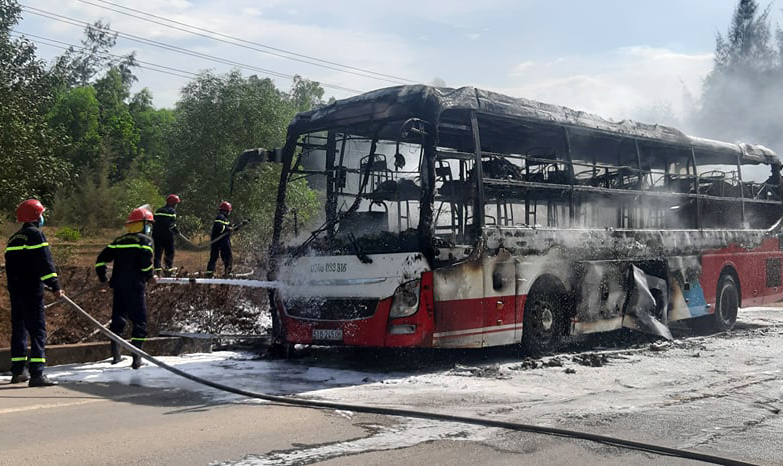 Xe khách giường nằm cháy trơ khung trên quốc lộ 1A