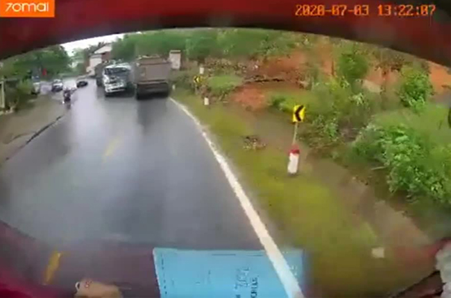 Hai ô tô đấu đầu trực diện vì vượt ẩu ở đường cua