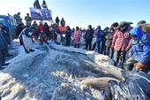 Lễ hội khoan băng bắt cá chất cao như núi ở Trung Quốc