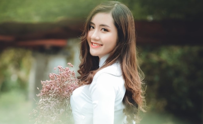 Hot girl ĐH Kiểm sát Hà Nội khoe sắc trong tà áo dài tinh khôi