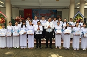 Viện trưởng VKSND tỉnh Tiền Giang tặng quà cho học sinh giỏi