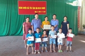 VKSND huyện Bắc Yên tặng quà cho học sinh nghèo vượt khó
