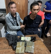 Bắt quả tang đối tượng người Lào vận chuyển 2 bánh heroin
