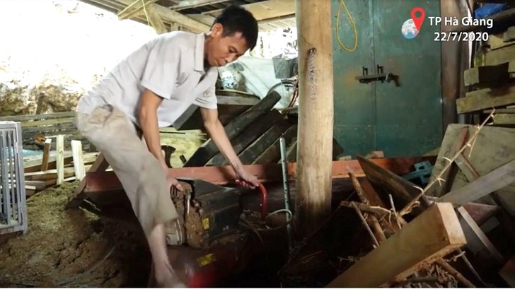 Dọn nhà sau trận ngập lịch sử