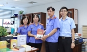 Đồng chí Trần Công Phàn tặng sách, kỷ vật cho Phòng Lưu trữ, Văn phòng VKSND tối cao