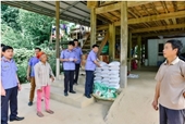 VKSND huyện Vân Hồ giúp đỡ các gia đình khó khăn