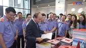 Thủ tướng Nguyễn Xuân Phúc thăm gian trưng bày tác phẩm đạt giải hai cuộc thi do Báo BVPL tổ chức