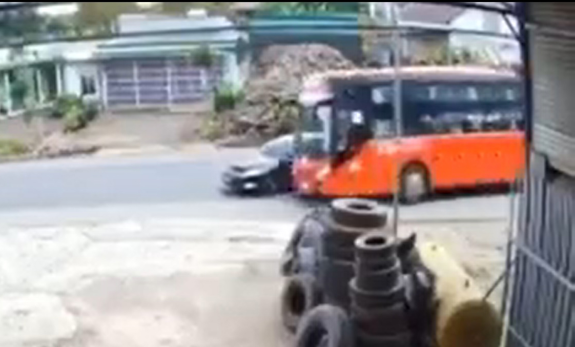 Thót tím xe khách Phương Trang suýt húc bay xe con sang đường