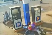 CLIP Người đàn ông nhanh tay nhặt cọc tiền của nhân viên cây xăng rồi bỏ đi