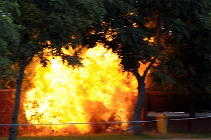 Gia đình đang đi du lịch, nhà bỗng phát hỏa dữ dội