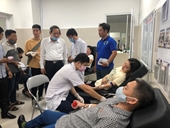 Hàng trăm người hiến máu cứu nạn nhân vụ lật xe ở Quảng Bình