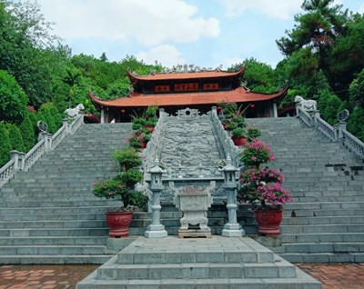 Sĩ tử dâng hương tri ân tại đền thờ Chu Văn An