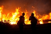 Cháy rừng kinh hoàng như bom nguyên tử bủa vây California, Mỹ
