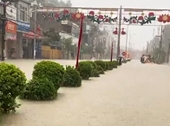 Cơn mưa 2 giờ biến thành phố Điện Biên Phủ thành  sông