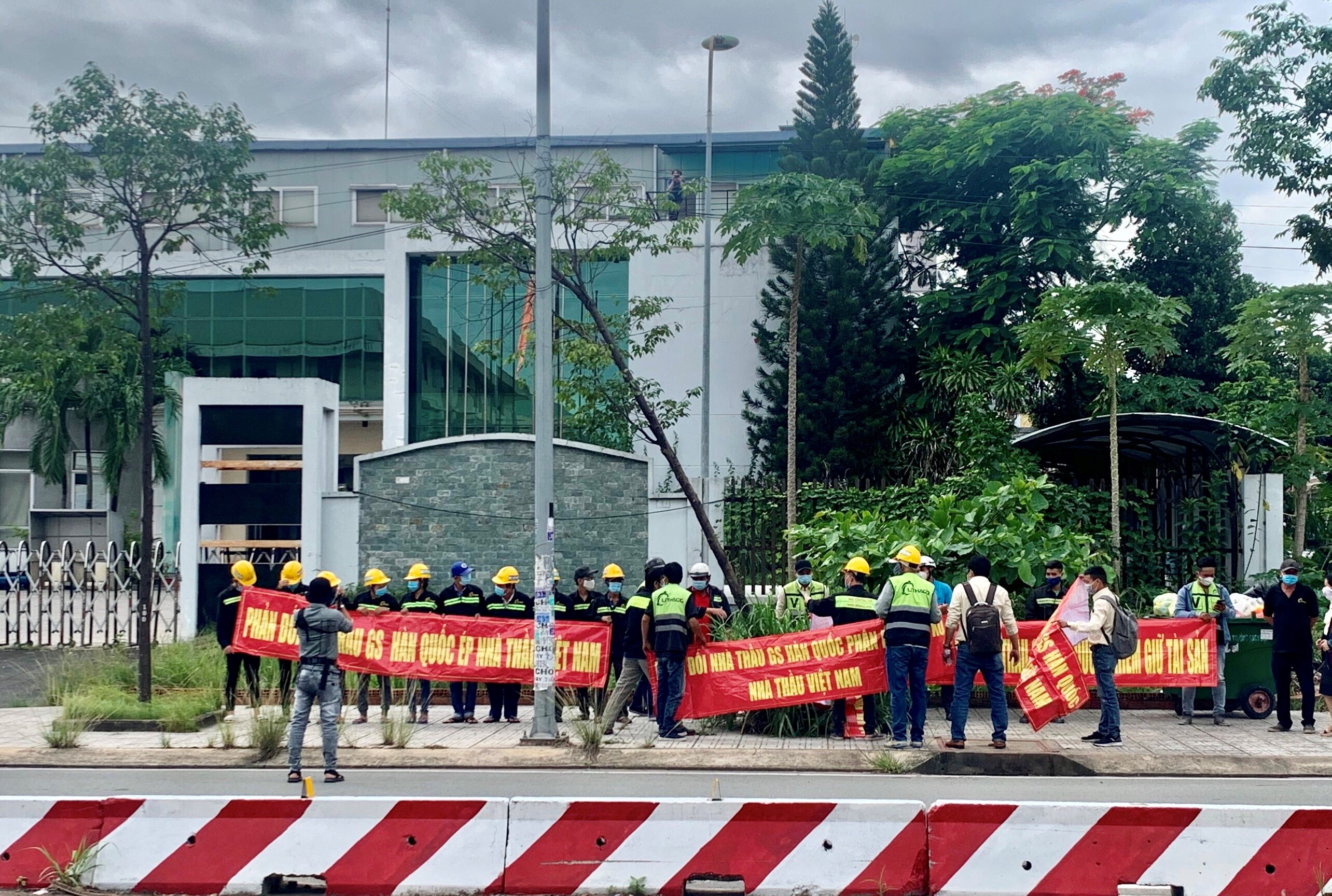 Công nhân tiếp tục phản đối nhà thầu chính tại văn phòng đại diện GS E C