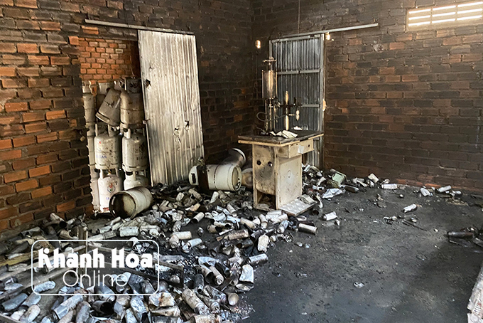 Nổ tại cơ sở sang chiết gas tự phát, một người cháy đen